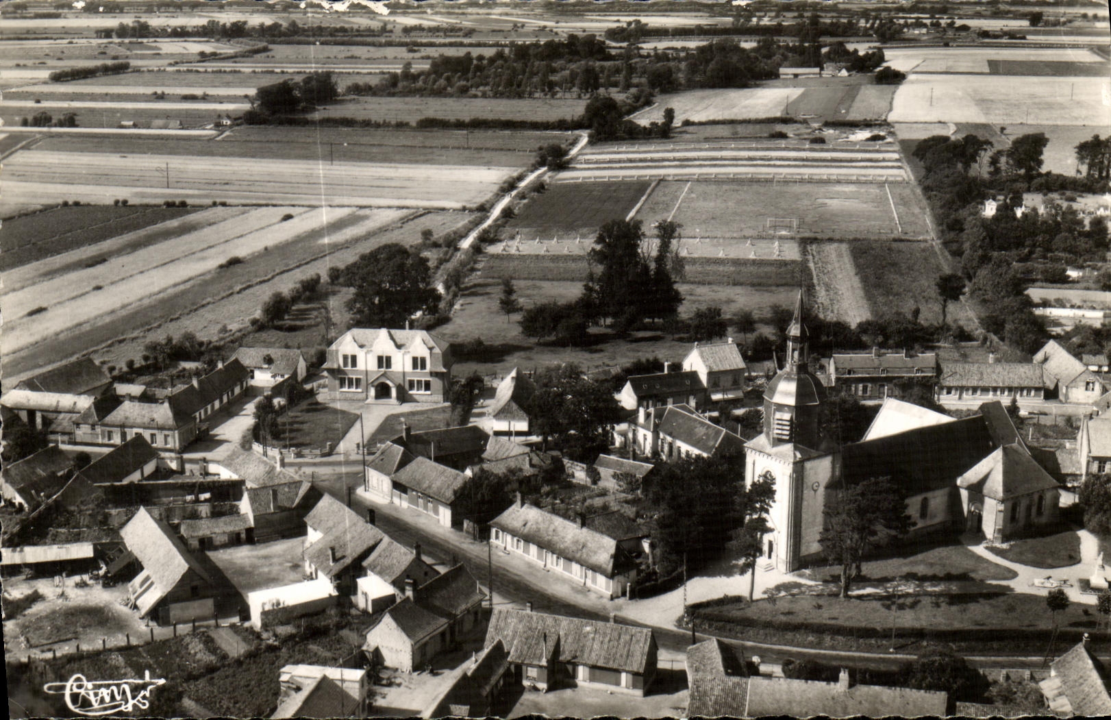 Vue aérienne de Quend (Somme) — l'église et la mairie — Éditions Aériennes MACON