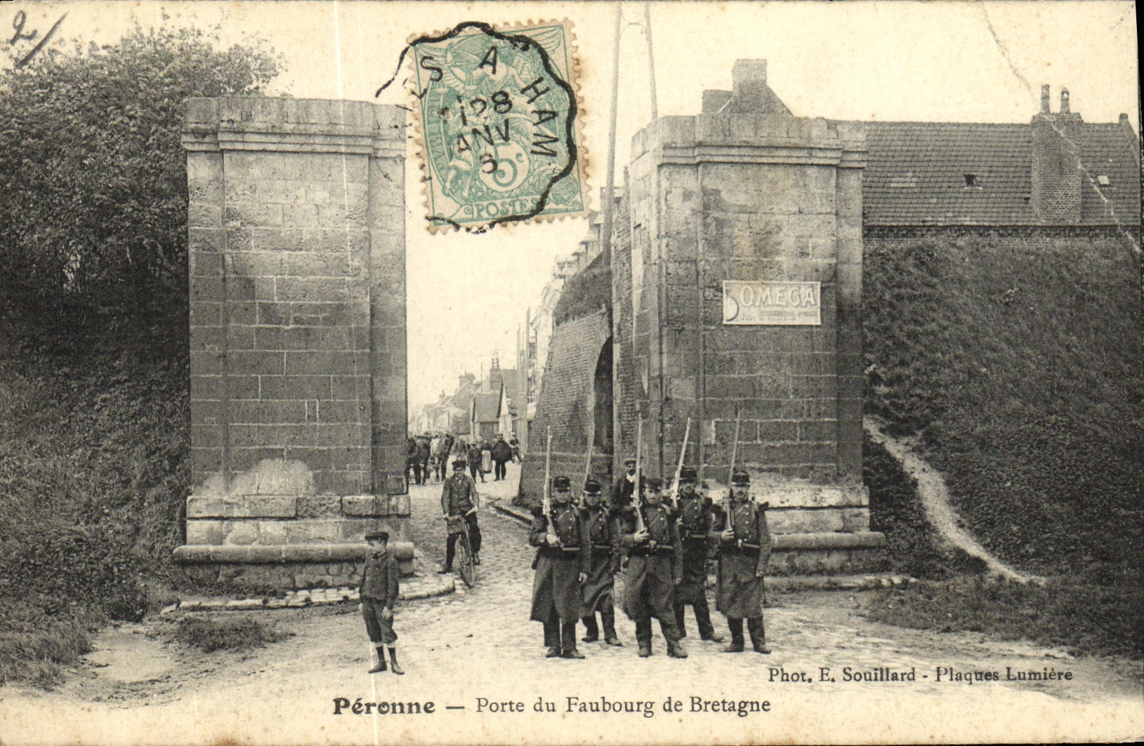 CPA Peronne Porte du Faubourg de Bretagne Militaria Soldats