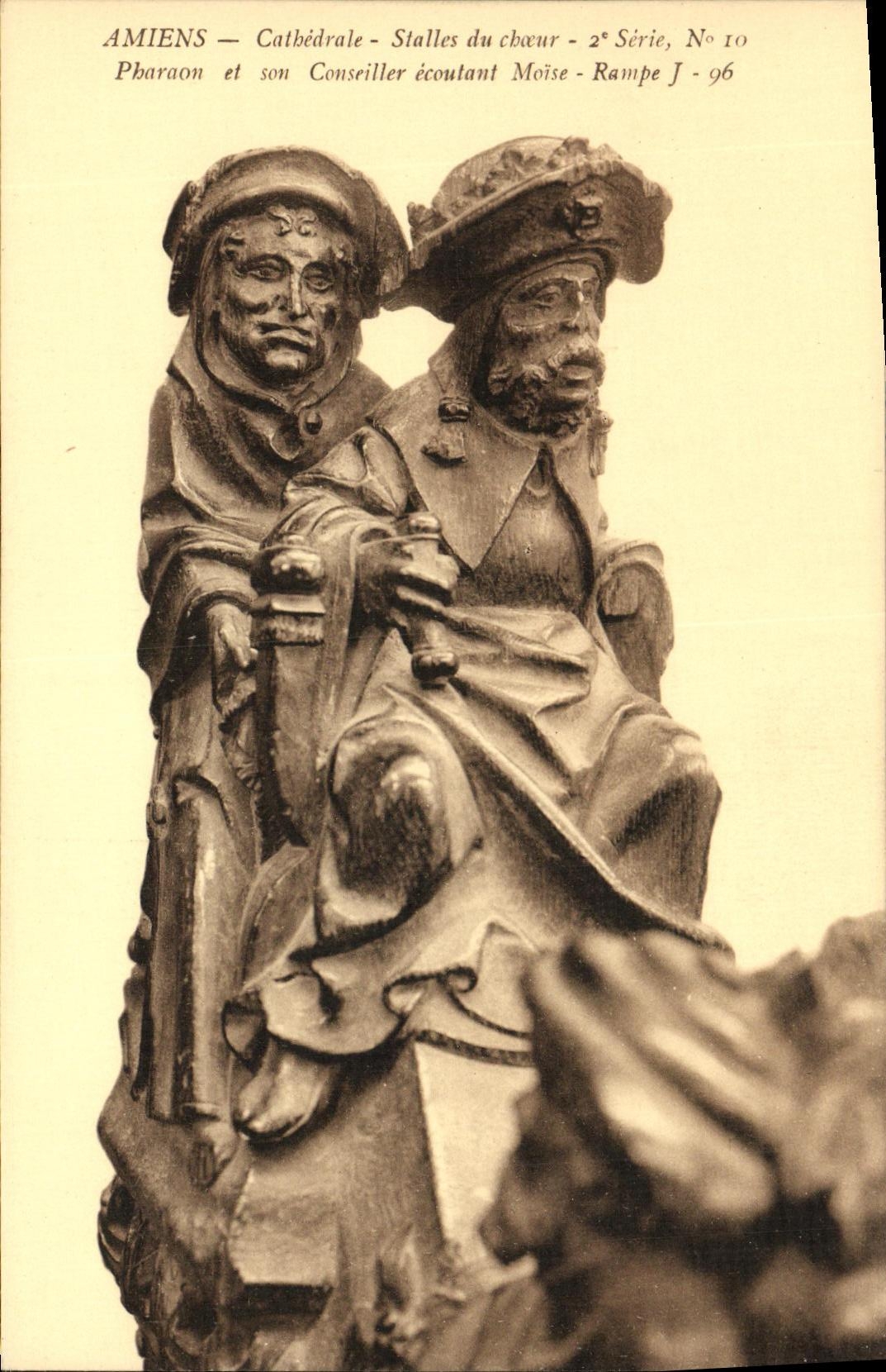 Amiens — Cathédrale - Stalles du chœur - 2e Série, N° 10 - Pharaon et son Conseiller écoutant Moïse - Rampe J - N° 96