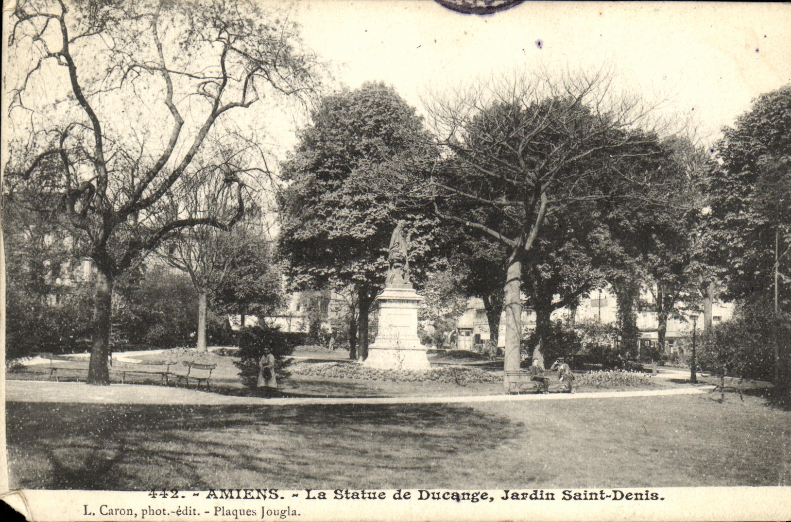 CPA Amiens La Statue de Ducange Jardin Saint Denis
