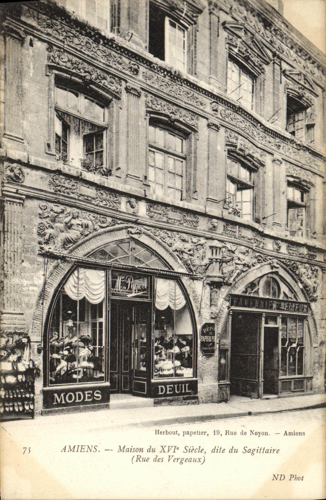 Amiens — Maison du XVIe Siècle, dite du Sagittaire (Rue des Vergeaux) — Herbout, papetier, 19 Rue de Noyon — ND Phot