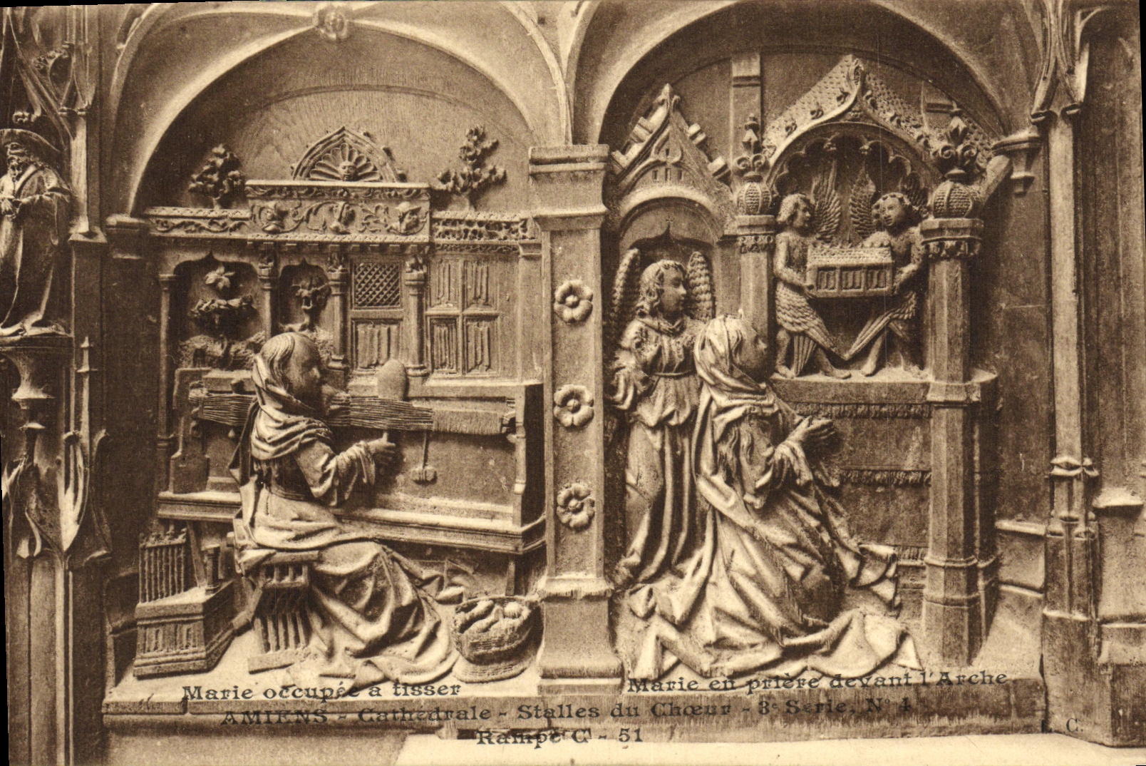 CPA Amiens Cathedrale Stalles du Choeur Mraie occupee a tisser Marie en priere devant l arche