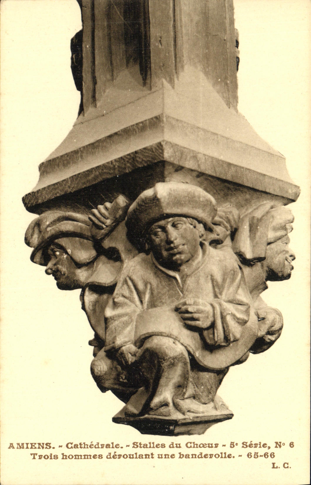 CPA Amiens Cathedrale Stalles du Choeur Trois Hommes Deroulant Une Banderolle