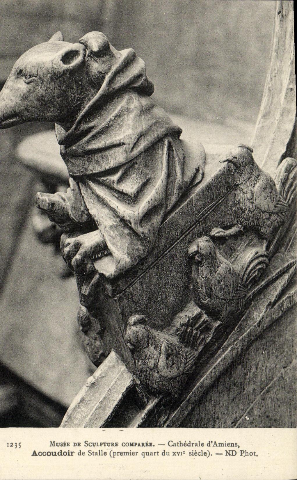 CPA Cathedrale d Amiens Musee De Sculpture Comparee Accoudoir de stalle