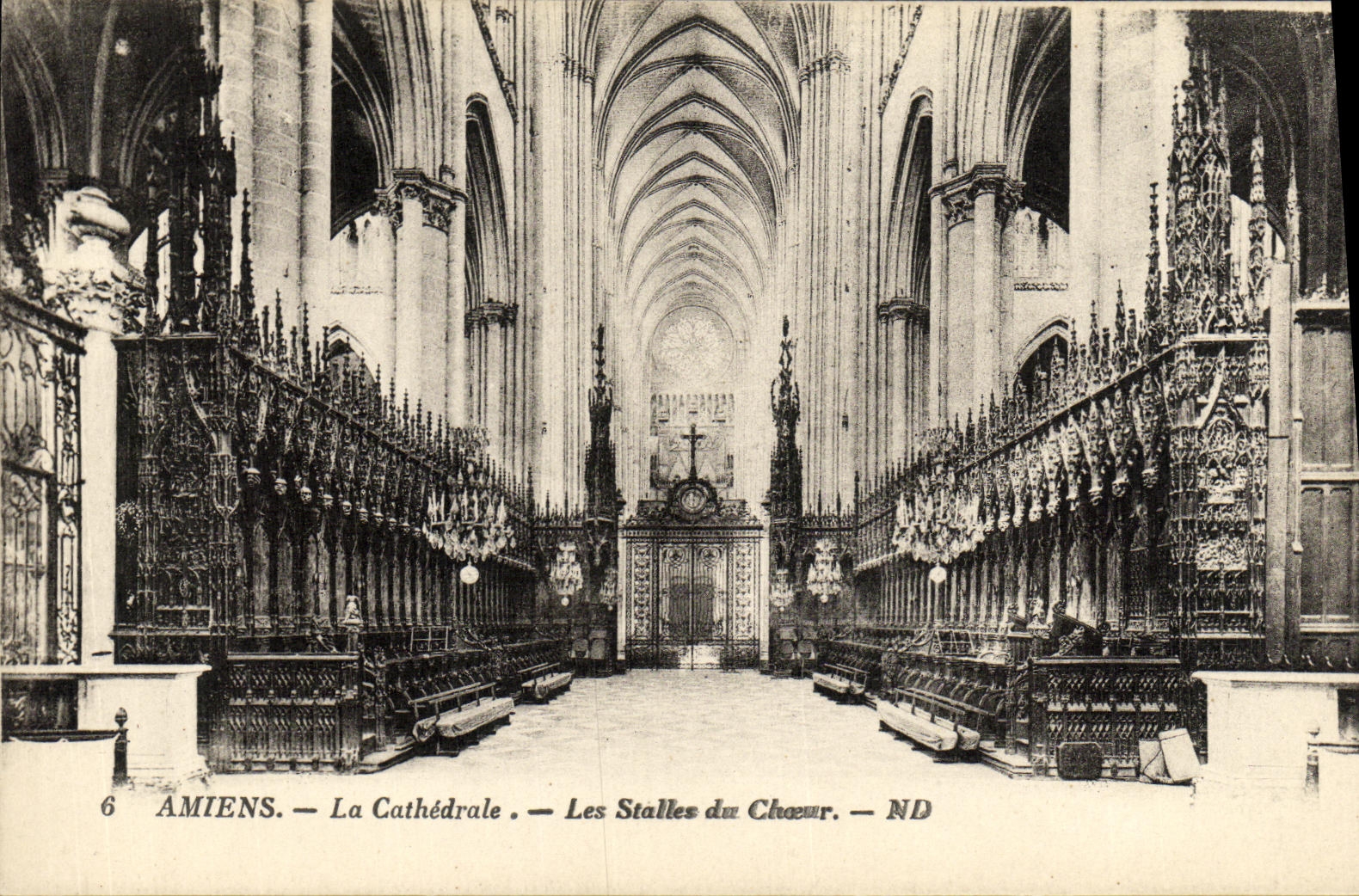 CPA Amiens La Cathedrale Les Stalles du Choeur 