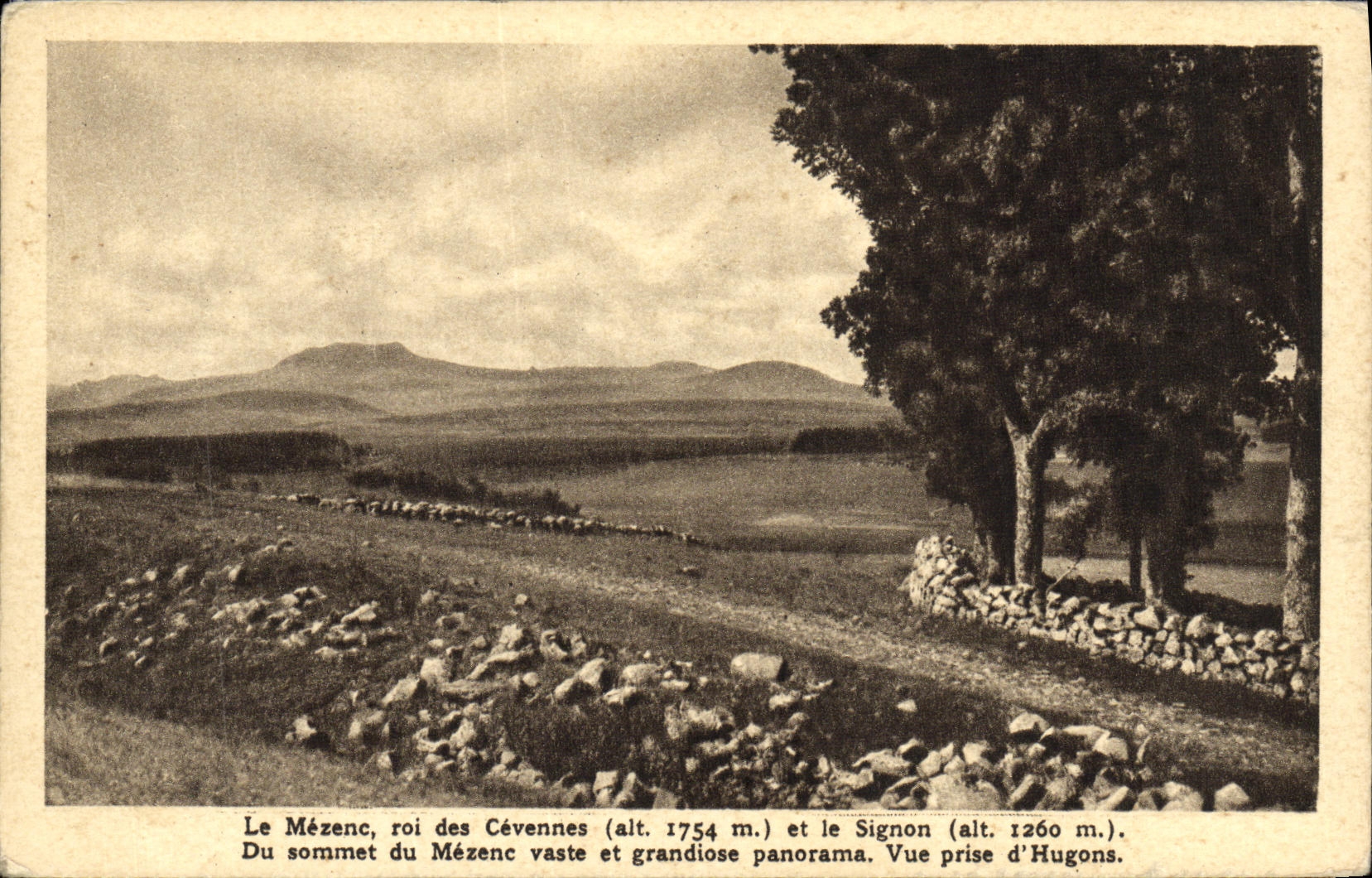 Le Mézenc, roi des Cévennes (alt. 1754 m.) et le Signon (alt. 1260 m.) — Vue prise d'Hugons — Éditions d'Art A. Rochel, Saint-Agrève
