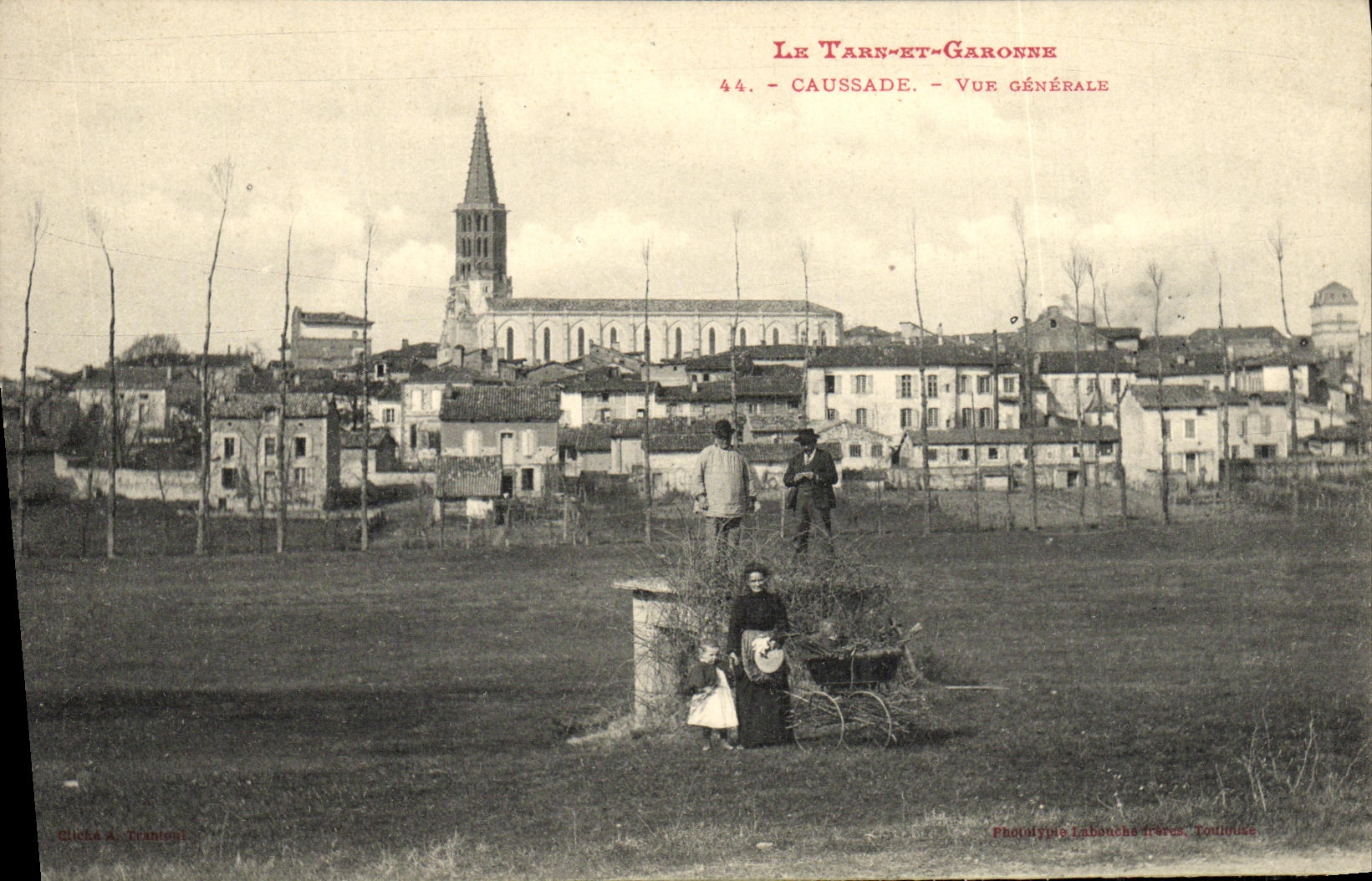 CPA Le Tarn et Garonne Caussade Vue Generale Femme Enfant Poussette