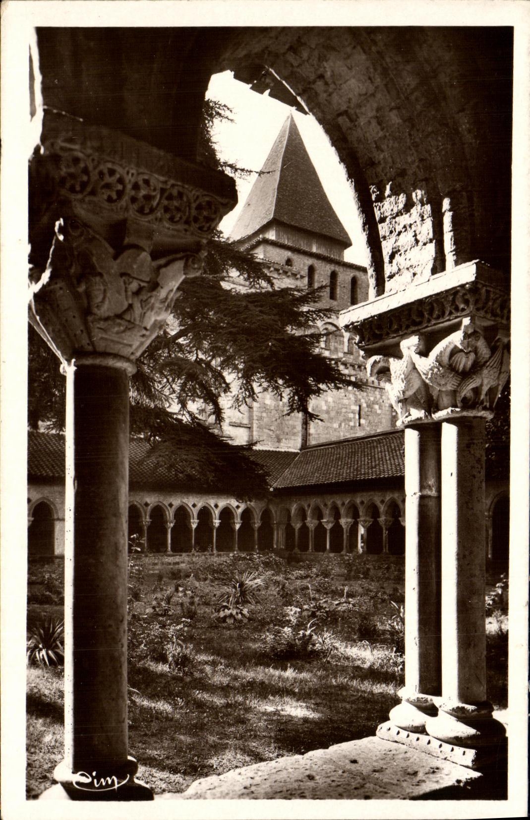 Abbaye de Moissac — Arcade des galeries et le cloître (XIIe-XIIIe s.) — Phot. Cruellet-Macon