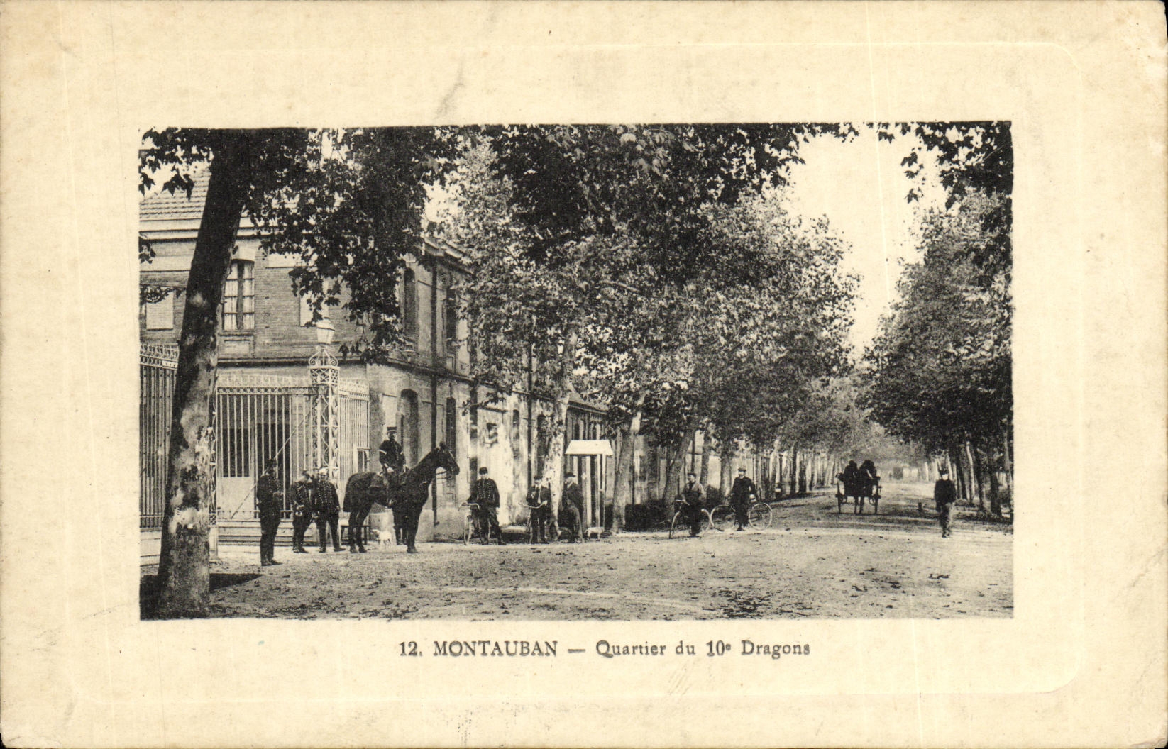 CPA Montauban Quartier du 10eme Dragons Militaria Cheval
