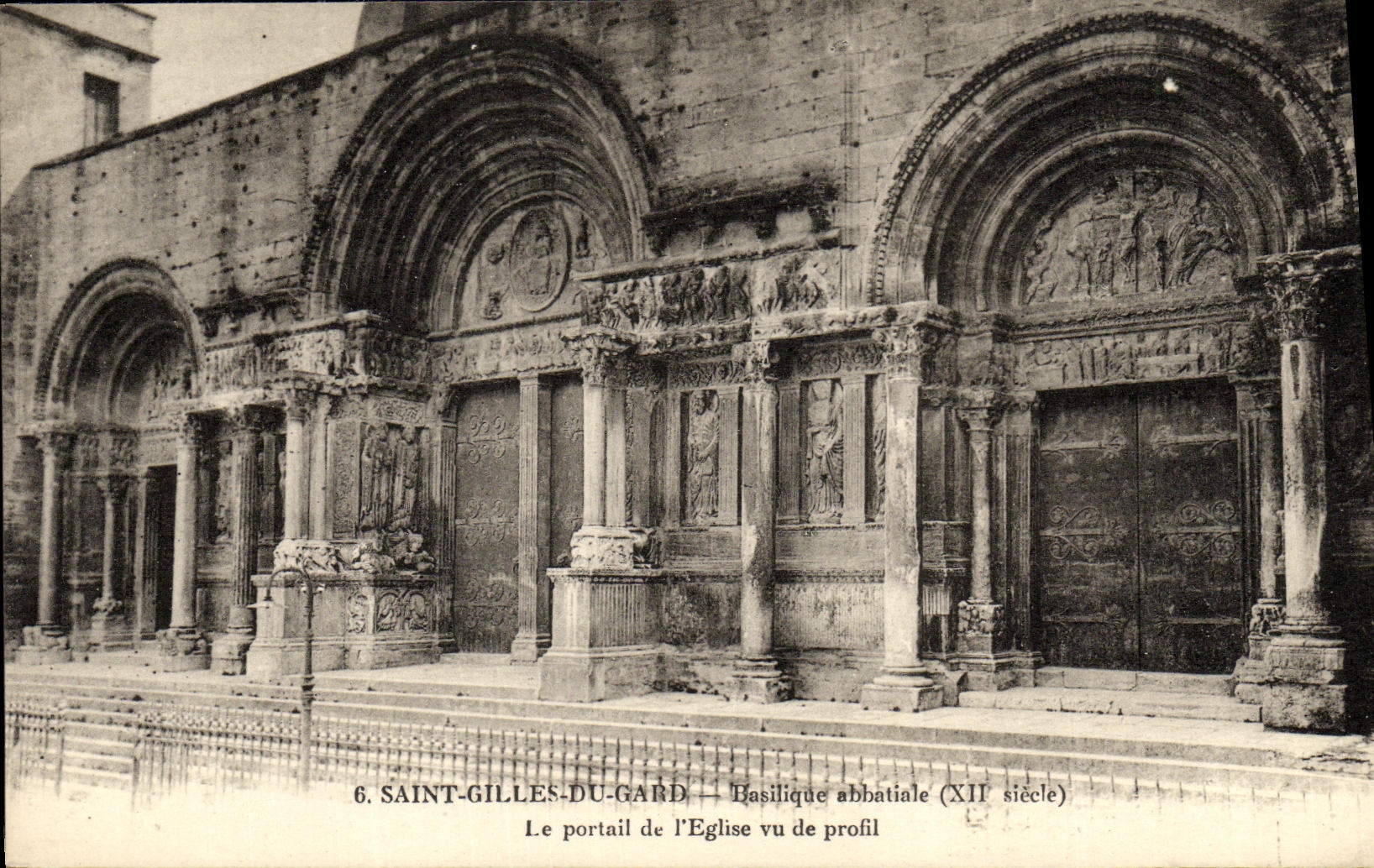 Saint-Gilles-du-Gard — Le portail de l'Église vu de profil — Basiliq. abbatiale (XIIe siècle)