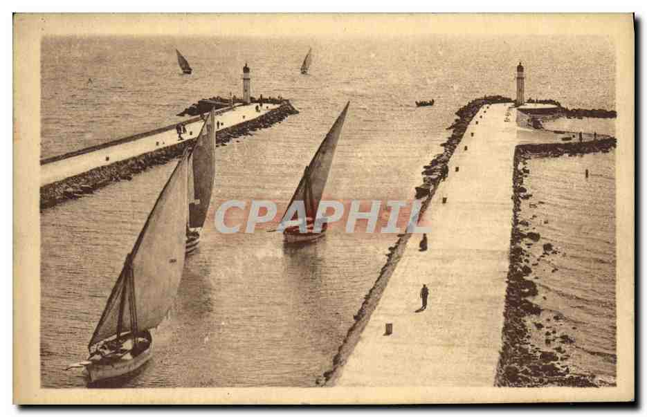 CPA Grau du roi Vue panoramique Les deux phares Bateaux 