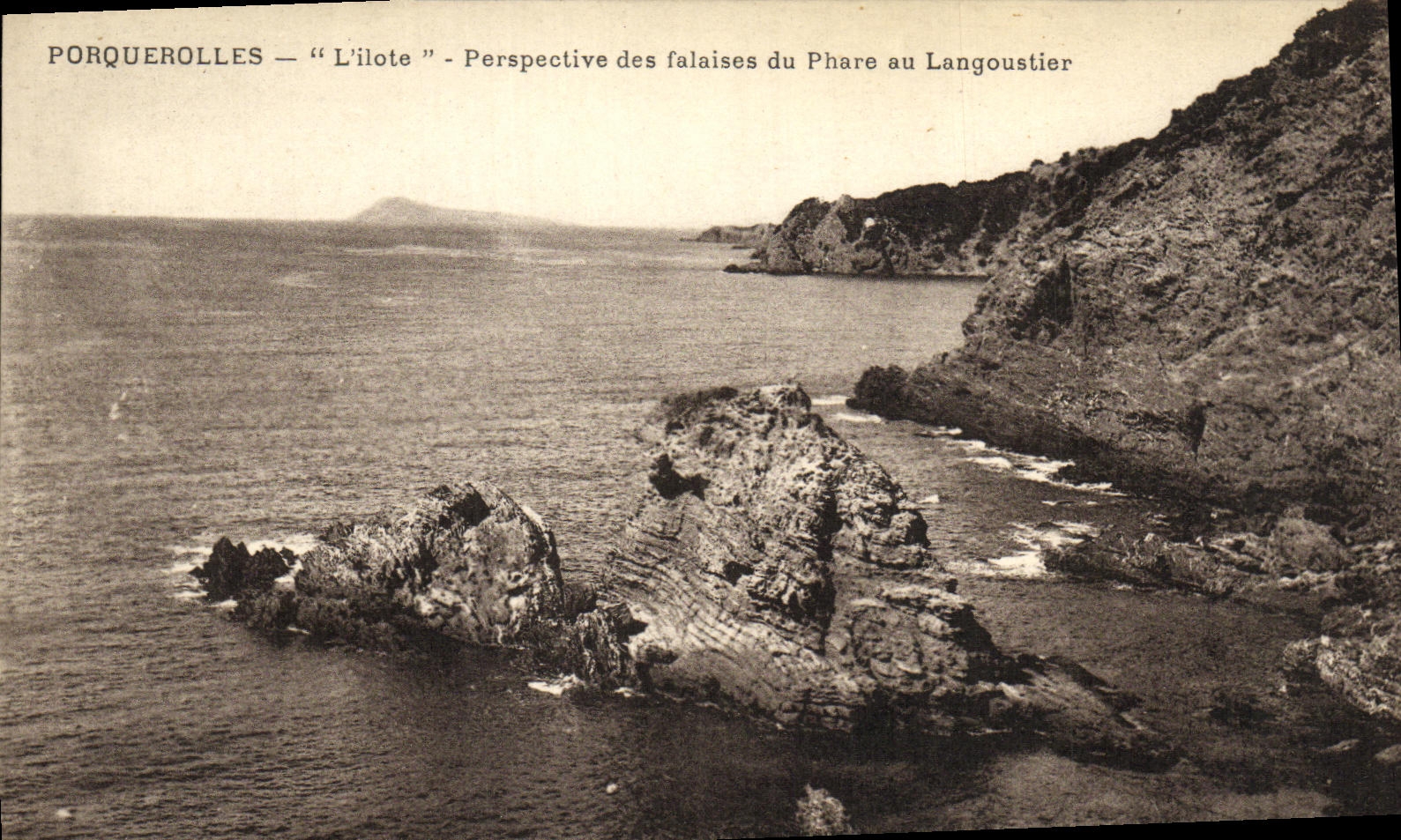 Porquerolles — L'ilote — Perspective des falaises du Phare au Langoustier