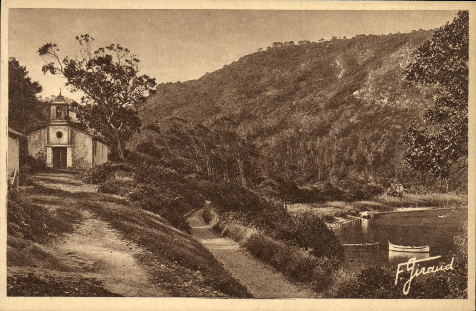 Ile de Port-Cros — L'église et l'éventail d'eucalyptus du manoir — F. Giraud