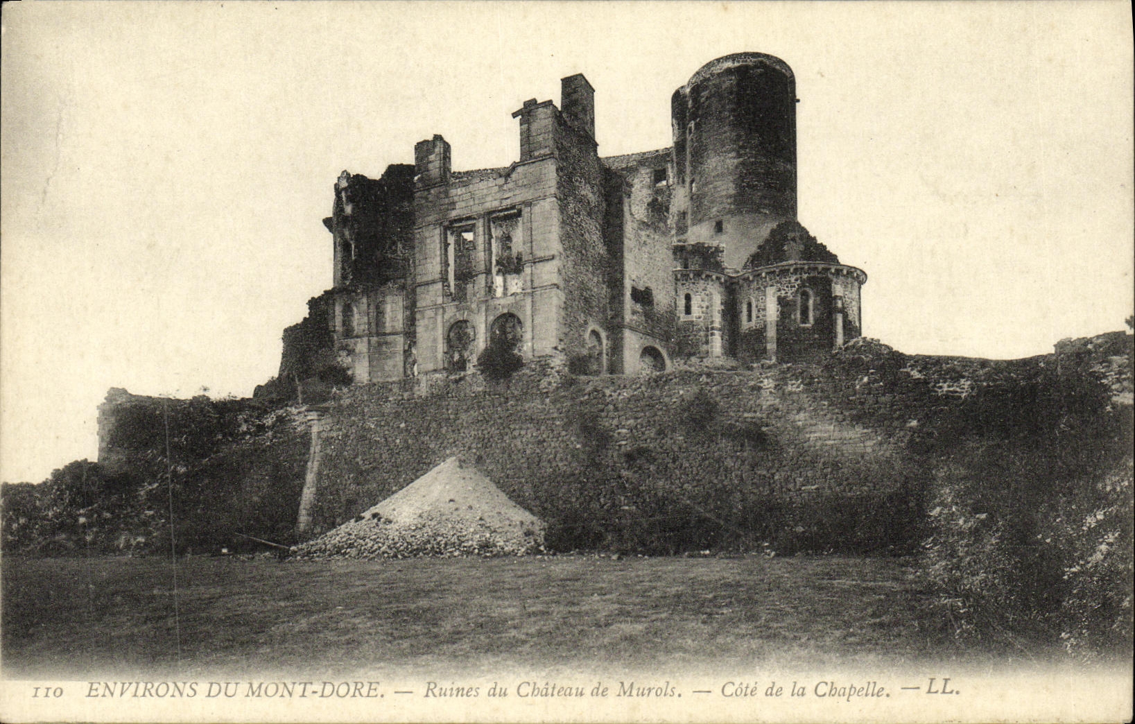 CPA Le Mont Dore Ruines du Chateau de Murals cote de la Chapelle