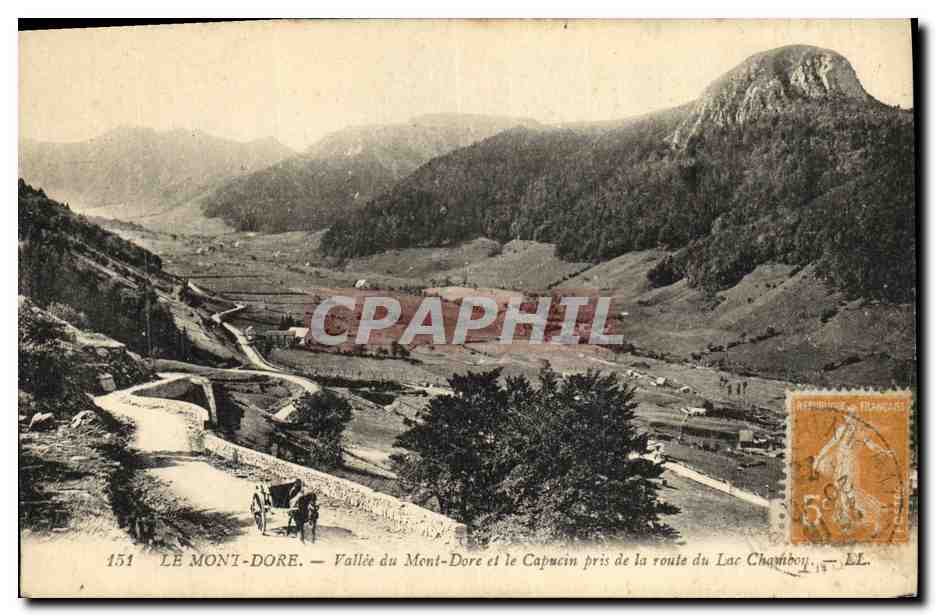 CPA Le Mont Dore Vallee Du Mont Dore Et Le Capucin Pris de la Route du lac Chambon 