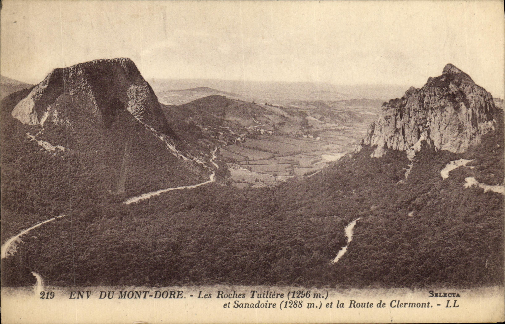 CPA Env De Mont Dore Les Rochers Tuiliere et Sanadoire et la route de Clermont