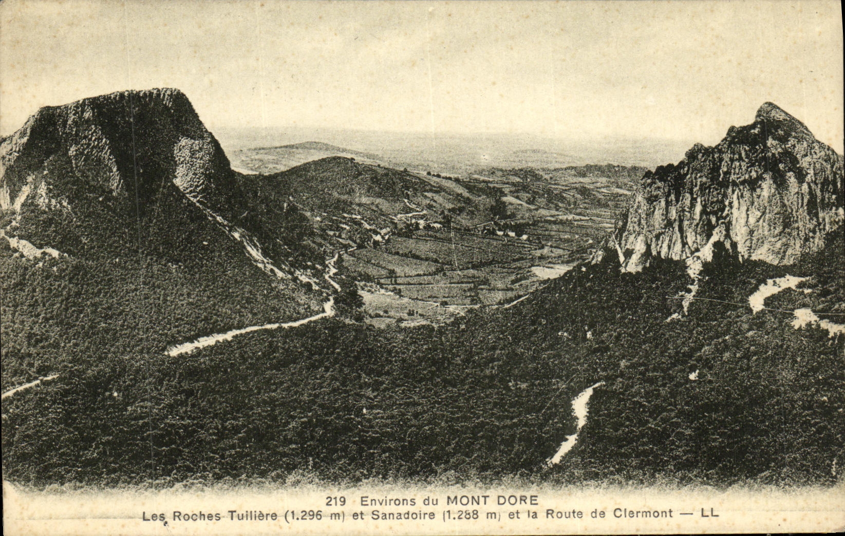 CPA Environs du Mont Dore Roche Tuiliere et Sanadoire et la route de Clermont