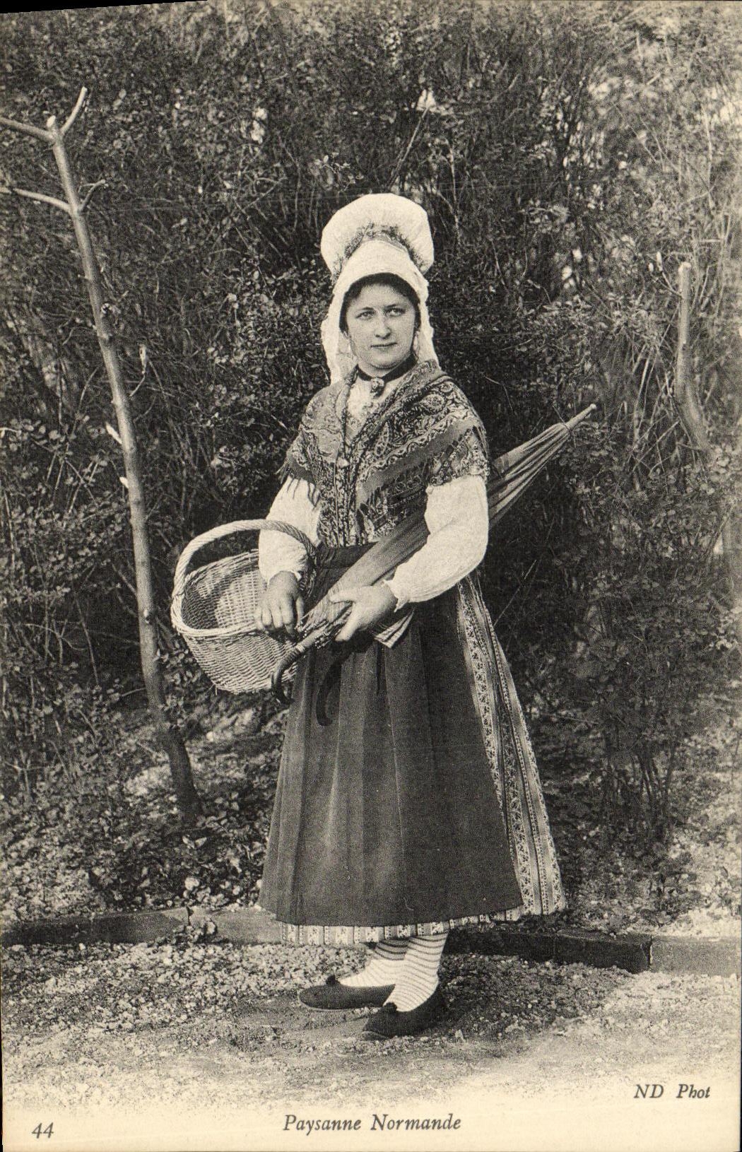CPA Paysanne Normande Folklore Costume Coiffe