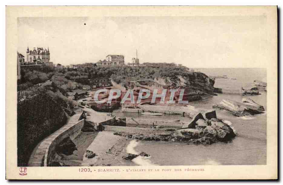 CPA Biarritz L Atalaye Et Le Port Des Pecheurs 