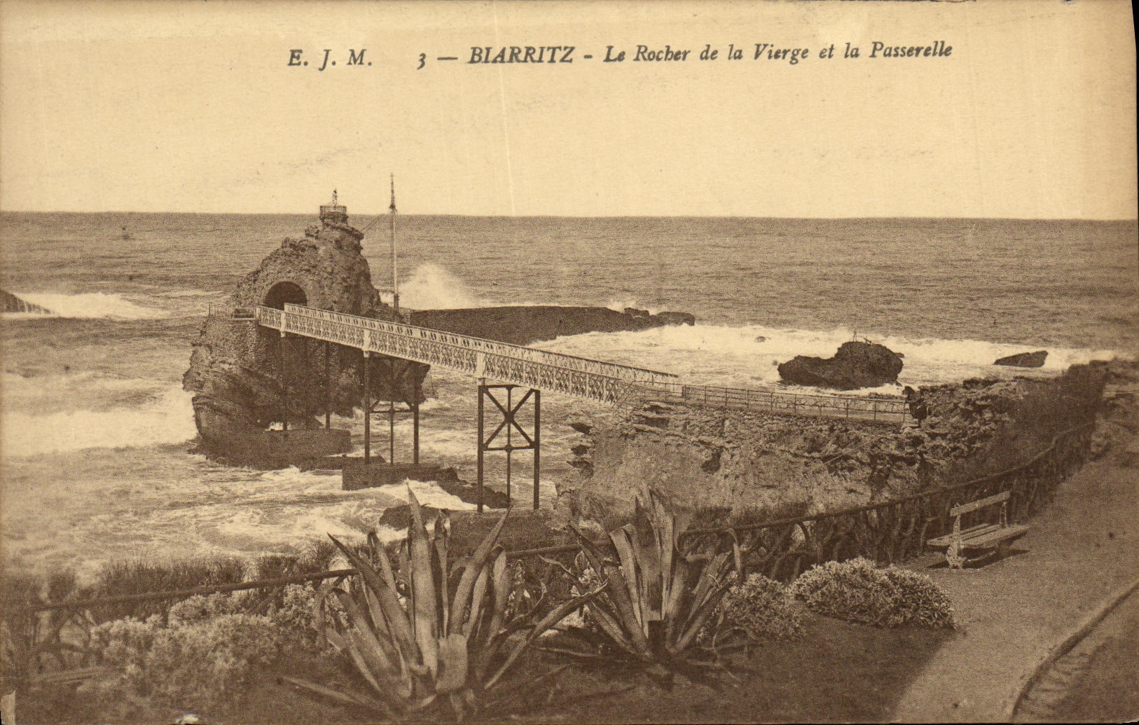 Biarritz - Le Rocher de la Vierge et la Passerelle — E. J. M. n°3
