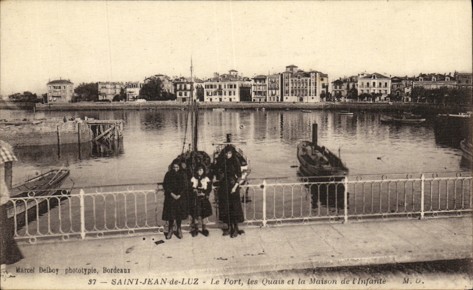 CPA Saint Jean De Luz La Port Les Quais et La Maison de l infante