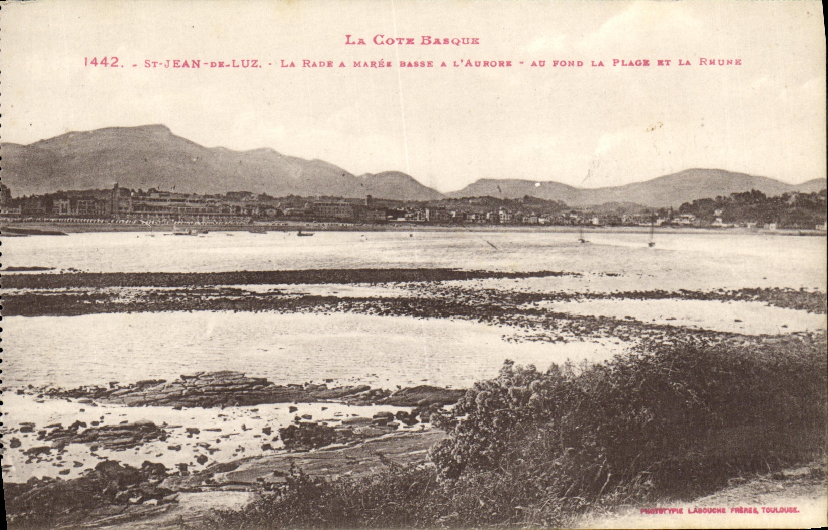 St-Jean-de-Luz — La Rade à marée basse à l'aurore — au fond la plage et la Rhune — Phototype Lâbouche Frères, Toulouse