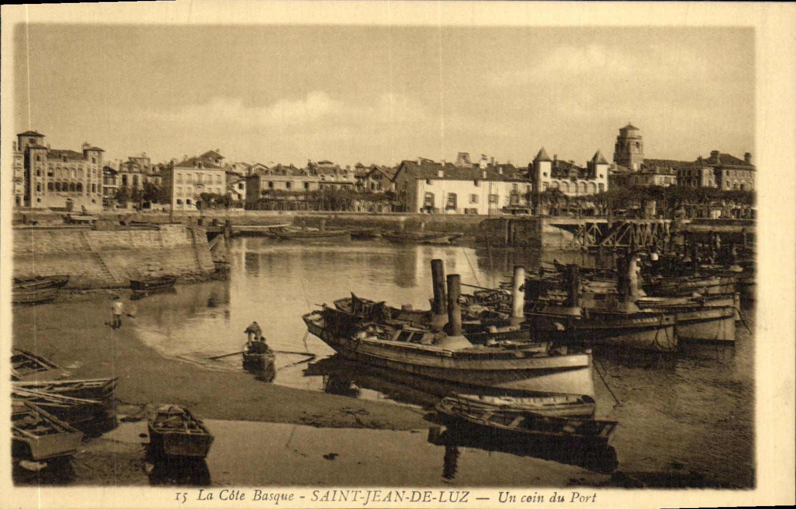 CPA Saint Jean De Luz Un Coin Du Port Bateaux