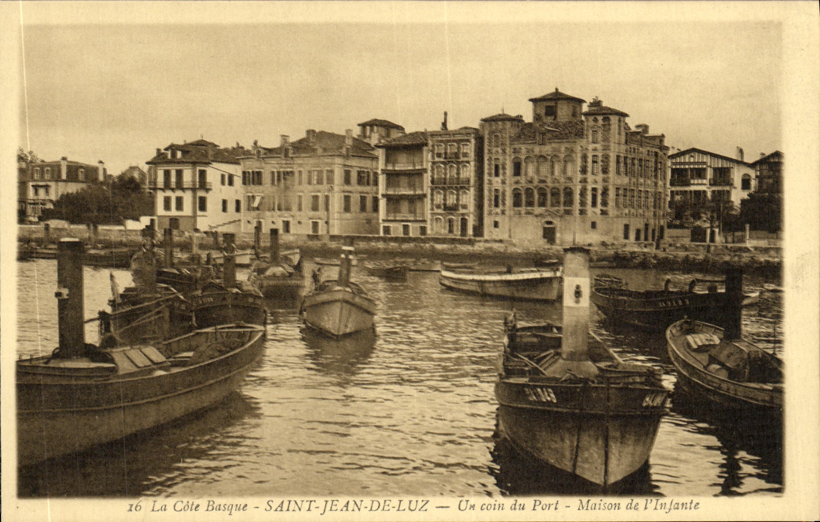 CPA La Cote Basque Saint Jean De Luz Un Coin Du Port Maison De L Infante Bateaux