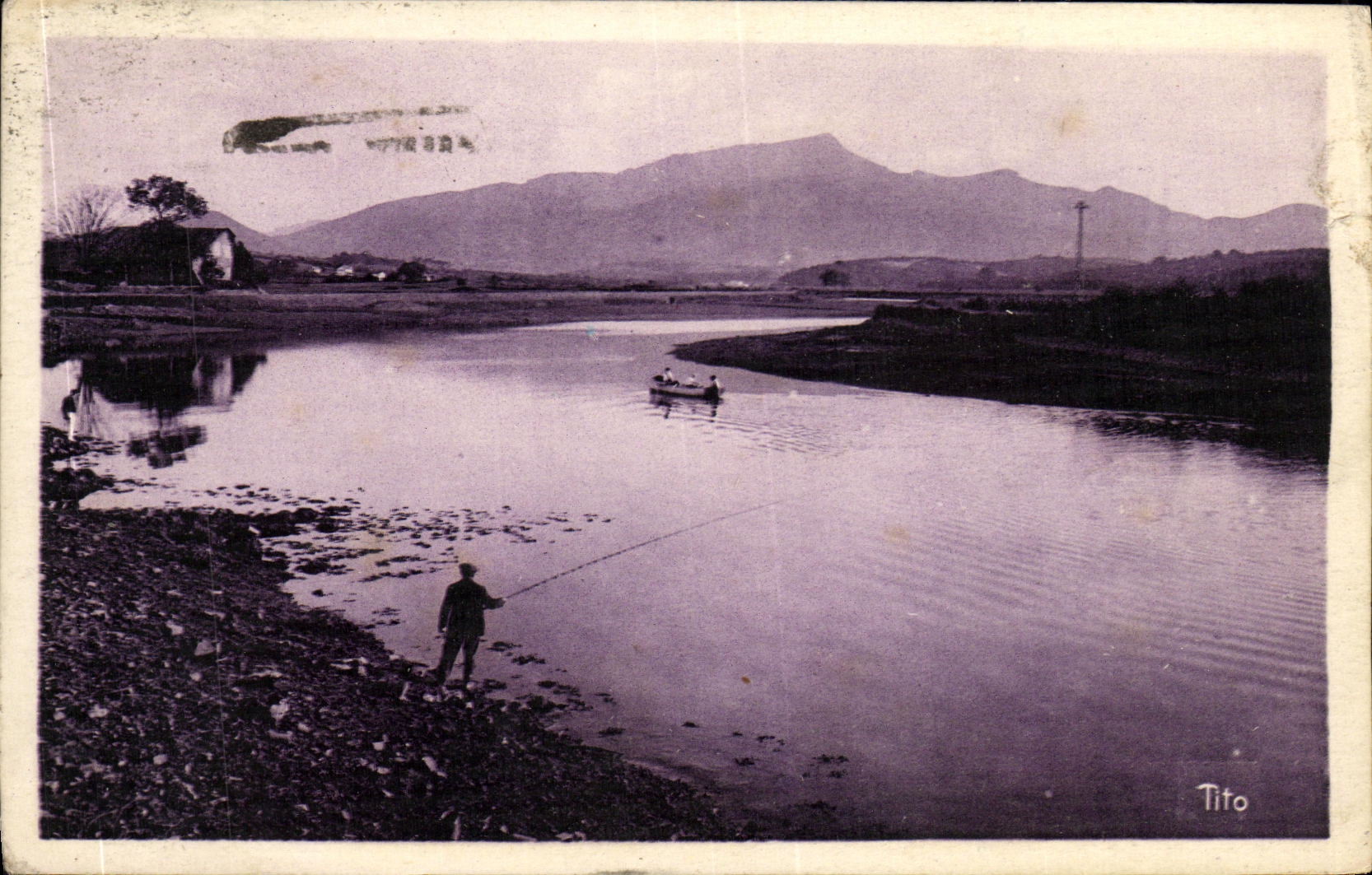 Pescatore ai bordi di un fiume — montagne in fondo — Tito