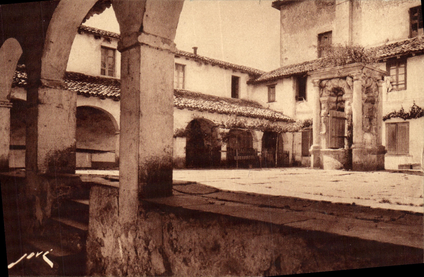 CPA Saint Jean De Luz Le cloitre de l ancien couvent des Recollets et la Citerne don de Mazarin