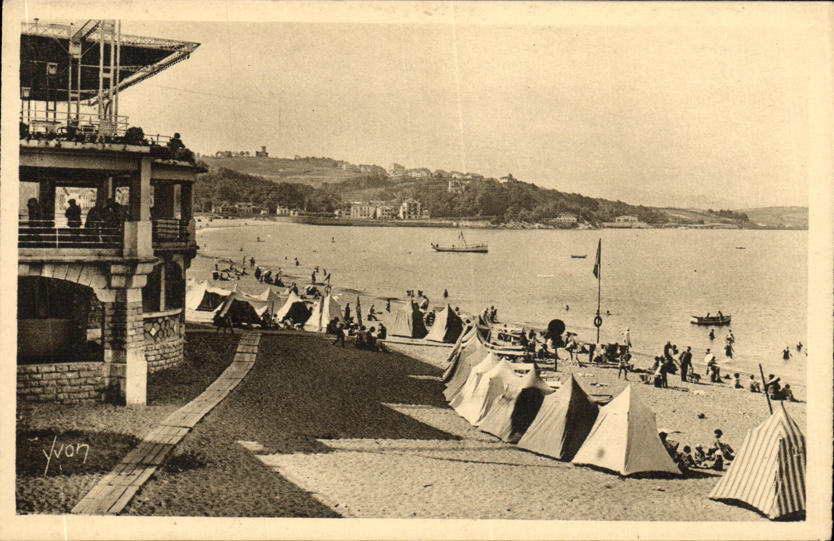 St-Jean-de-Luz — Die Strandpromenade und die fröhliche Hügel von Ciboure — Yvon
