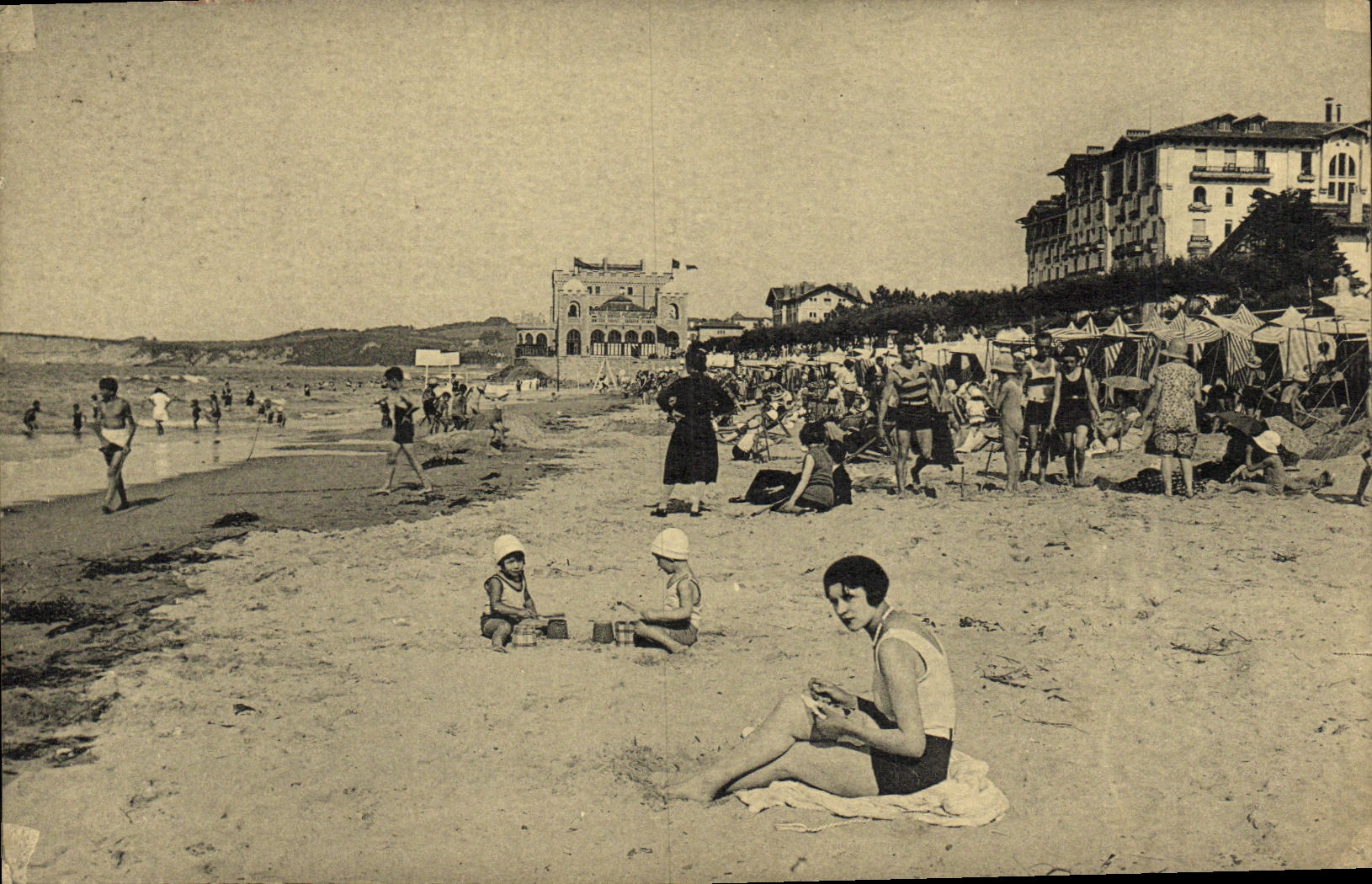 Bendover-Plage — La Plage — The Beach — Edit. F. Perrous