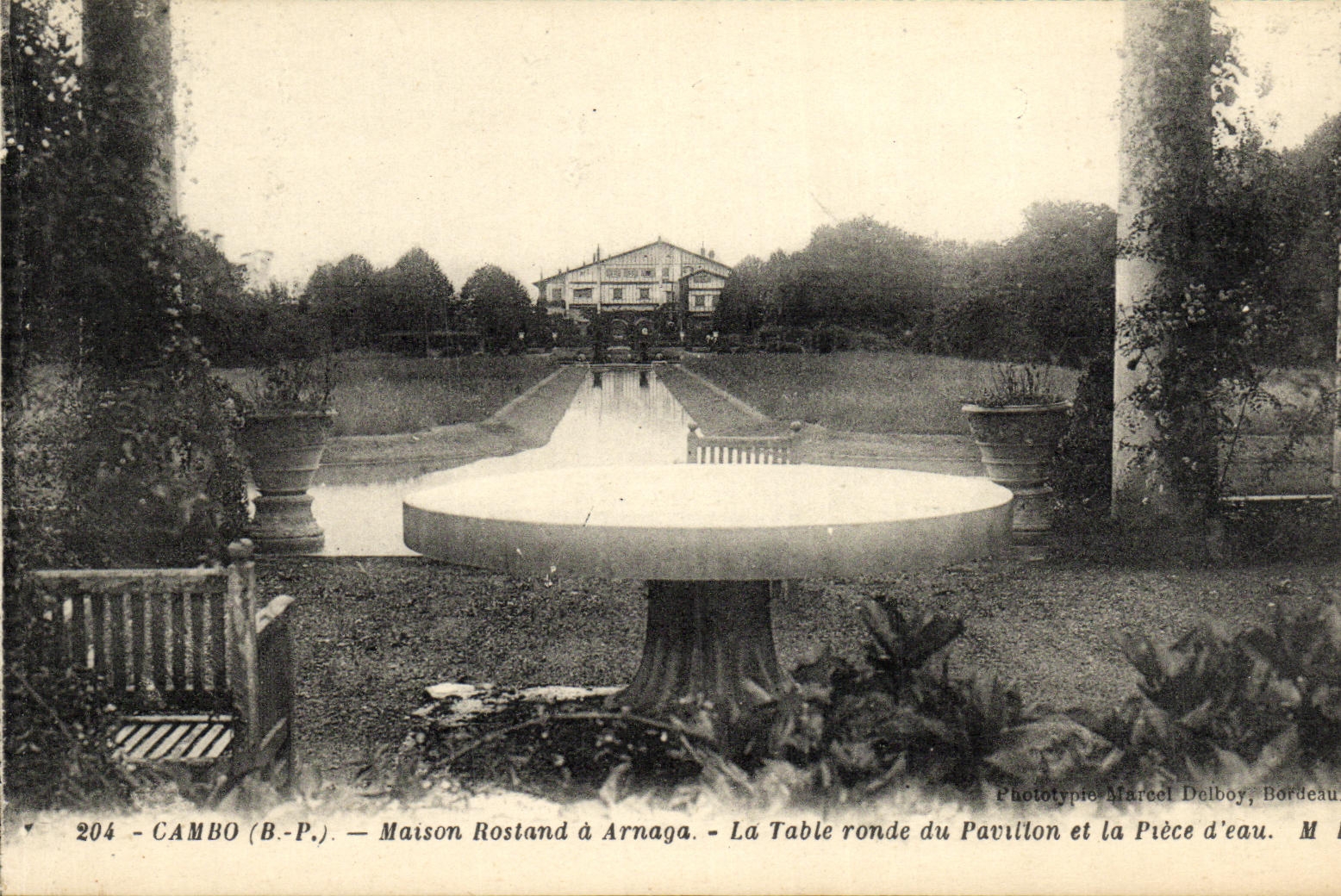 Maison Rosstand à Arnaga — La Table ronde du Pavillon et la Pièce d'eau — Phototypie Marcel Delboy, Bordeaux