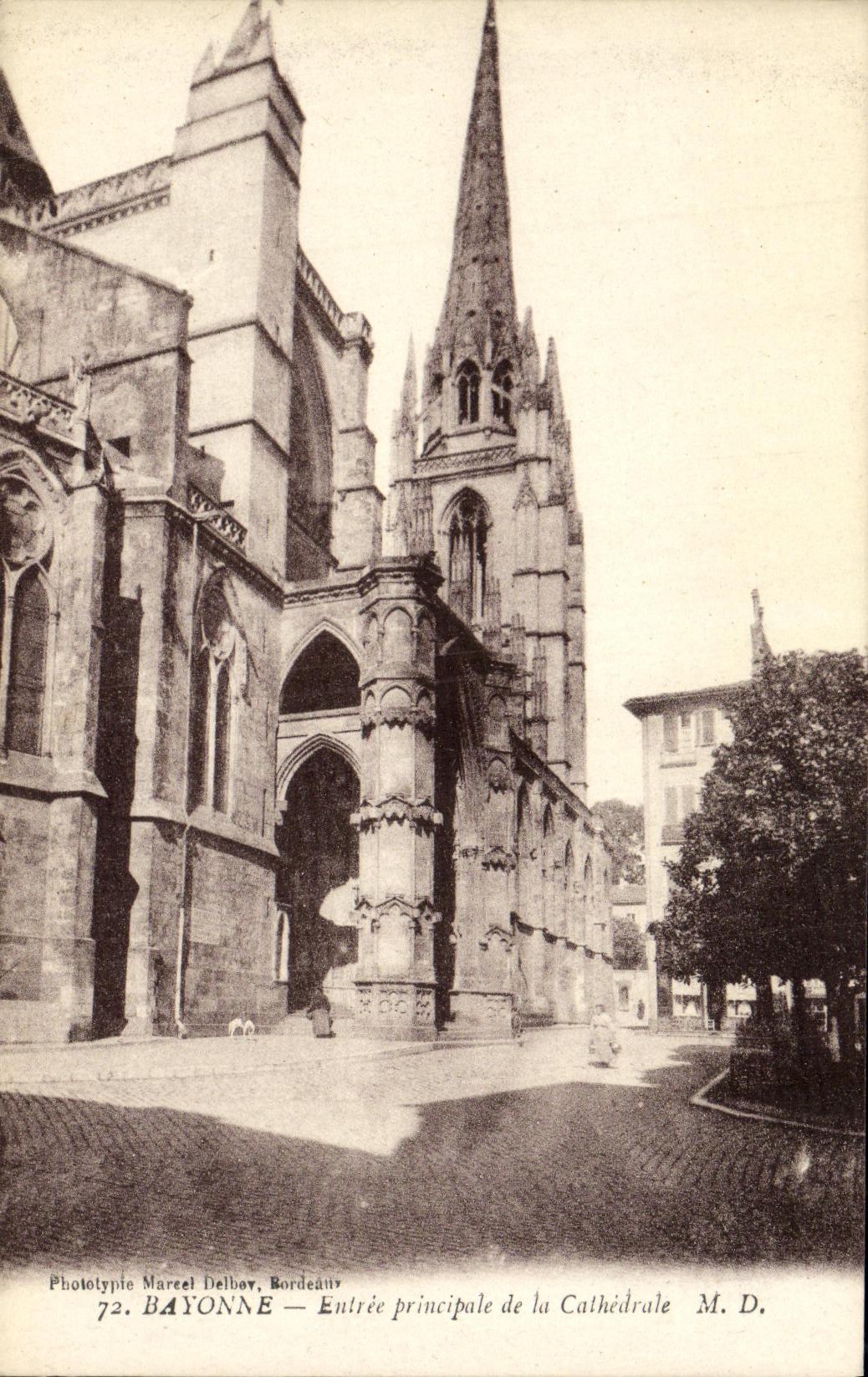 CPA Bayonne Entree Principale de la Cathedrale 
