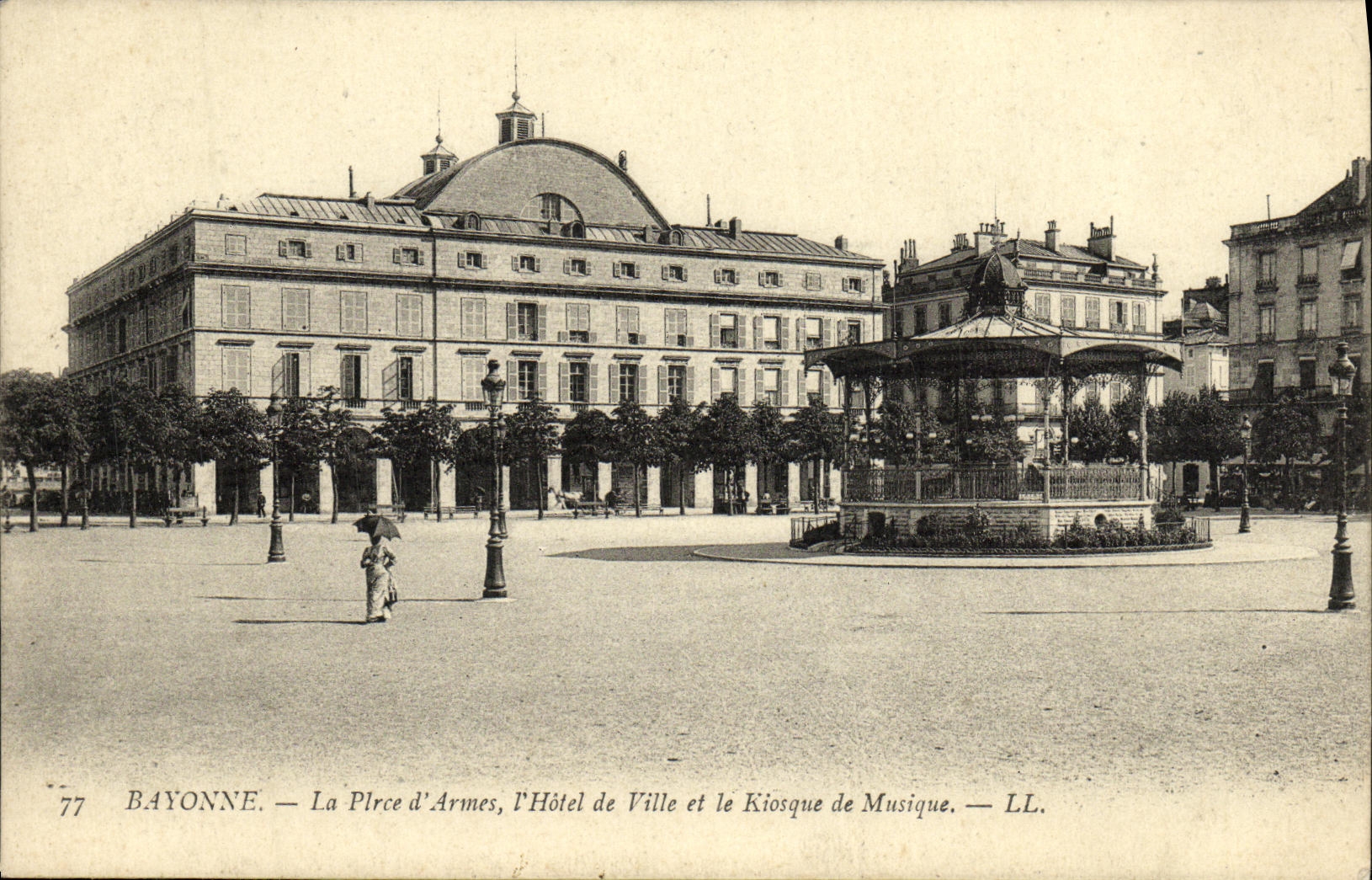CPA Bayonne La Place d Armes L Hotel de Ville Et Le Kiosque de Musique