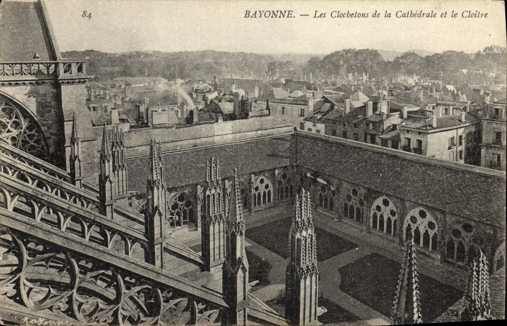 CPA Bayonne Les Clochetons De La Cathedrale et Le Cloitre 