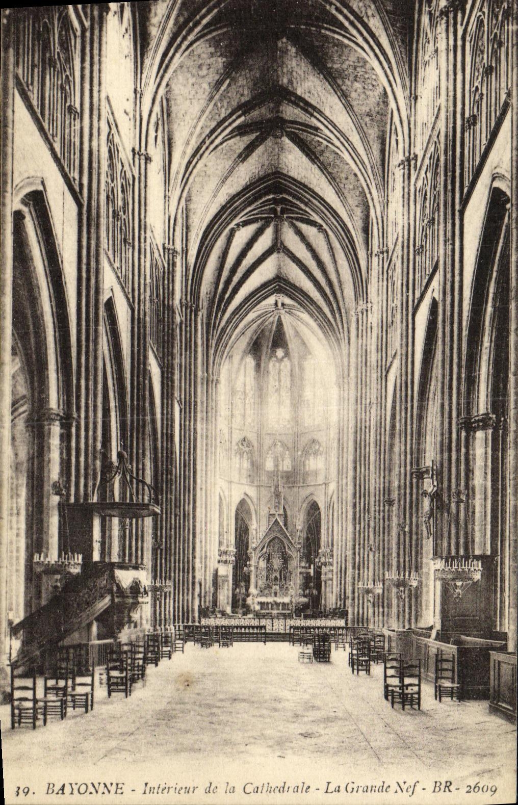 CPA Bayonne Interieur de La Cathedrale La Grande nef