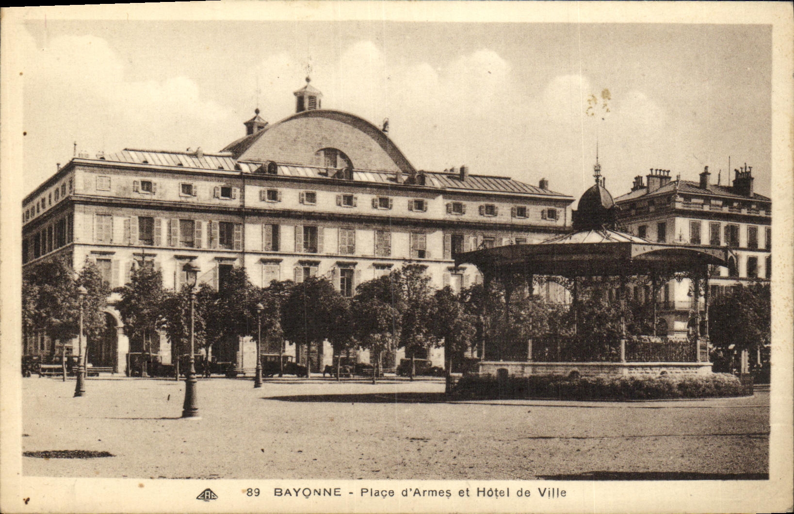Bayonne - Place d'Armes et Hôtel de Ville — éditeur ARA, n° 89