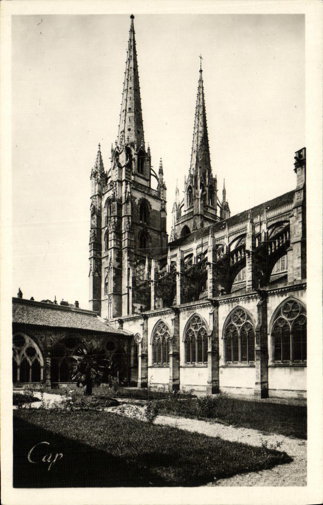 CPA Bayonne La Cathedrale Et Le Cloitre 