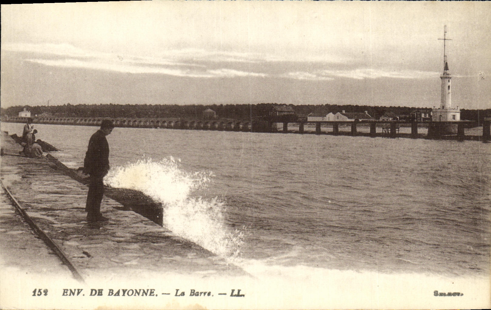 CPA Env De Bayonne La Barre 