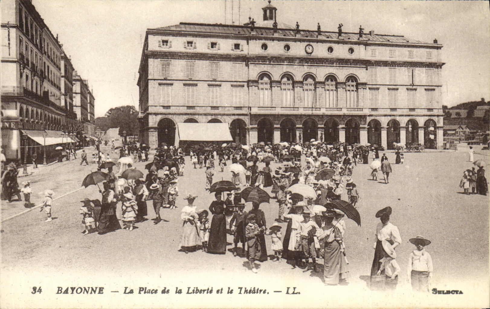 Bayonne — La Place de la Liberté et le Théâtre — Selbota