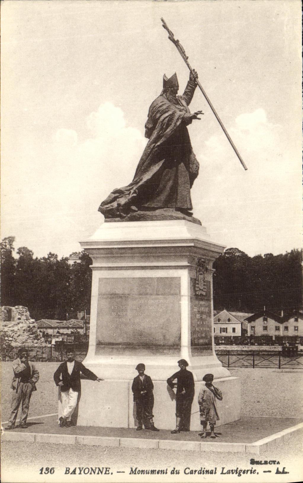 Bayonne — Monument du Cardinal Lavigerie — Selecta