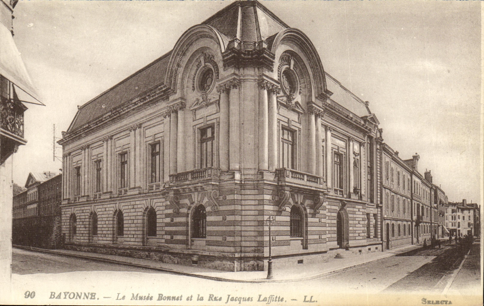 CPA Bayonne Le Musee Bonnet Et la Rue Jacques Laffitte 