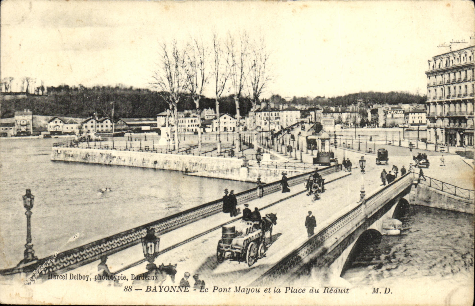 CPA Bayonne Le Pont Mayou Et La Place Du Reduit 