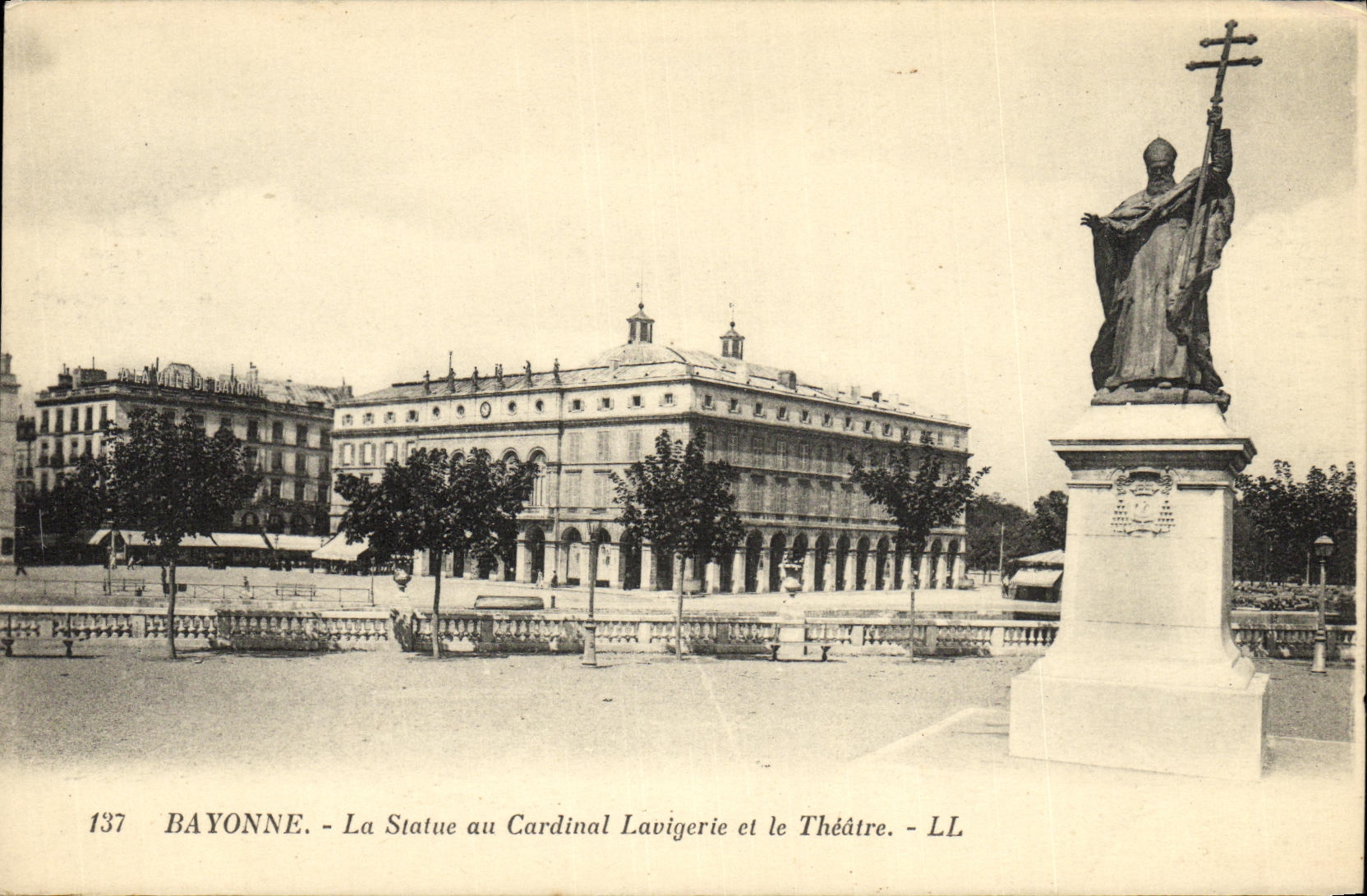 CPA Bayonne Le Statue au cardinal Lavigerie et Le Theatre 