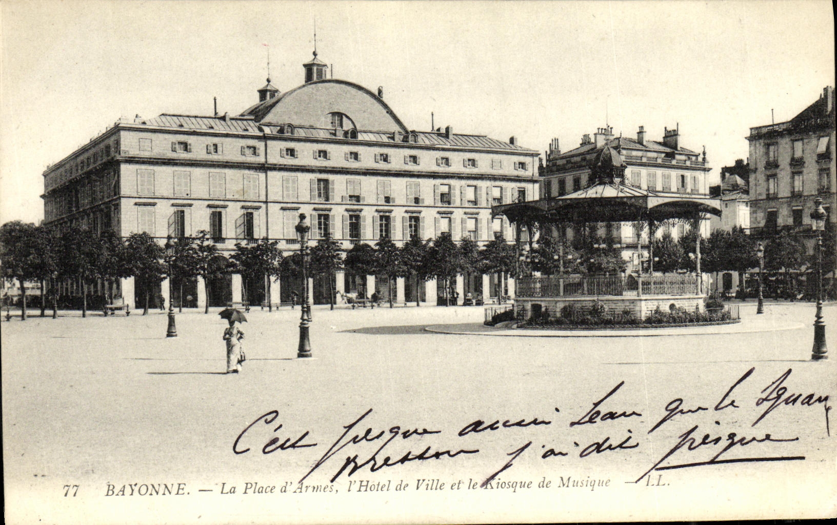Bayonne — La Place d'Armés, l'Hôtel de Ville et le Kiosque de Musique — I.L.