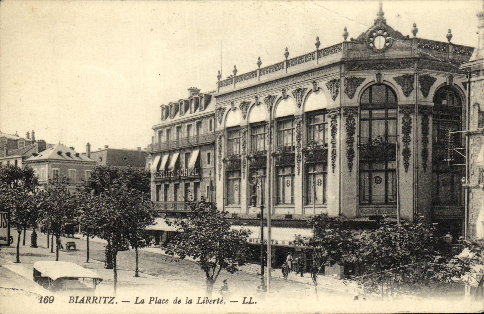 CPA Biarritz La Place de la Liberte