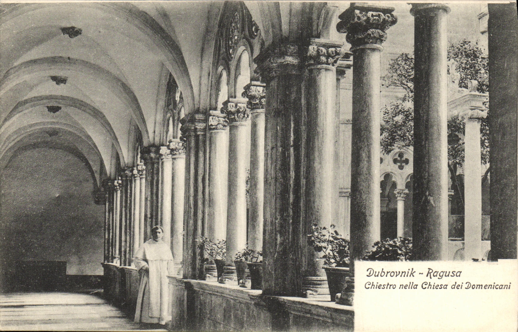 Cour intérieure de la chapelle des Dominicains à Dubrovnik — Dubrovnik - Ragusa — éditeur A. K. L. 2013