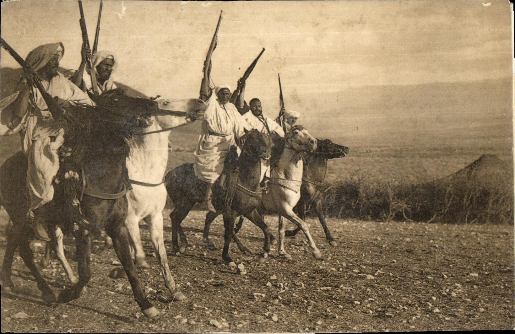 CPA Tipos y costumbres Rifenas Coriendo la polvora Melaab el Barud 