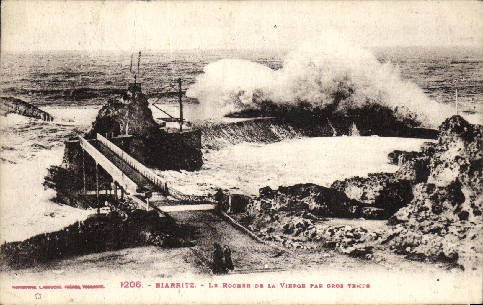 CPA Biarritz Le Rocher de la vierge par gros temps